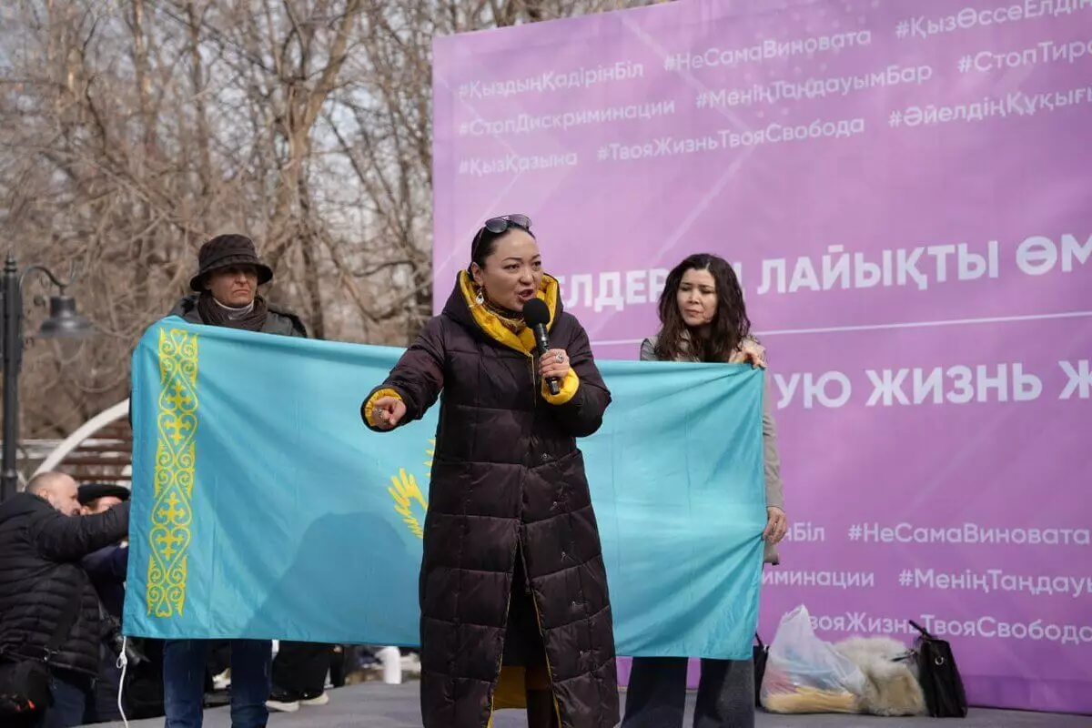 «Әр балаға 300 мың теңге»: Алматыдағы митингіде қоғам белсендісі аналарға берілетін әлеуметтік төлемдерді арттыруды талап етті