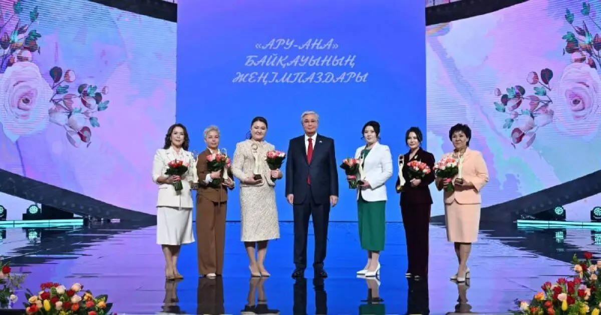 Победительниц конкурса "Ару-Ана" наградил президент