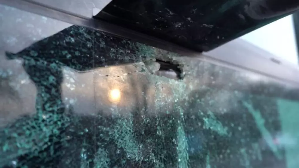 Закидывают камнями: водители автобусов не хотят заезжать в этот микрорайон в Шымкенте