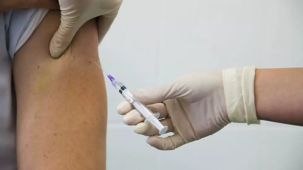 Медики выяснили, что случилось с привившимся 217 раз от COVID-19