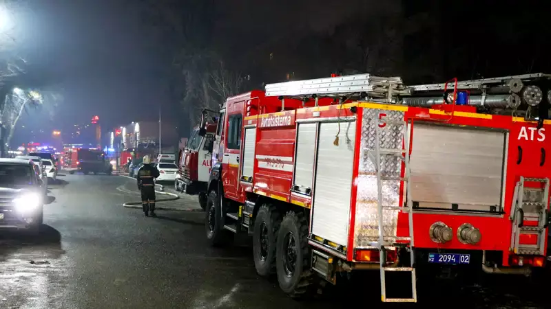 В Астане пожарные спасли из огня девушку