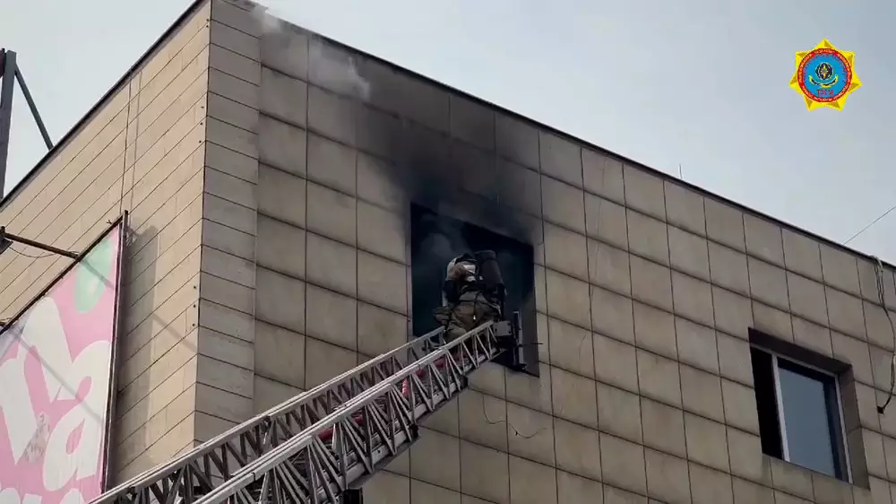 В торговом центре в Алматы произошел пожар