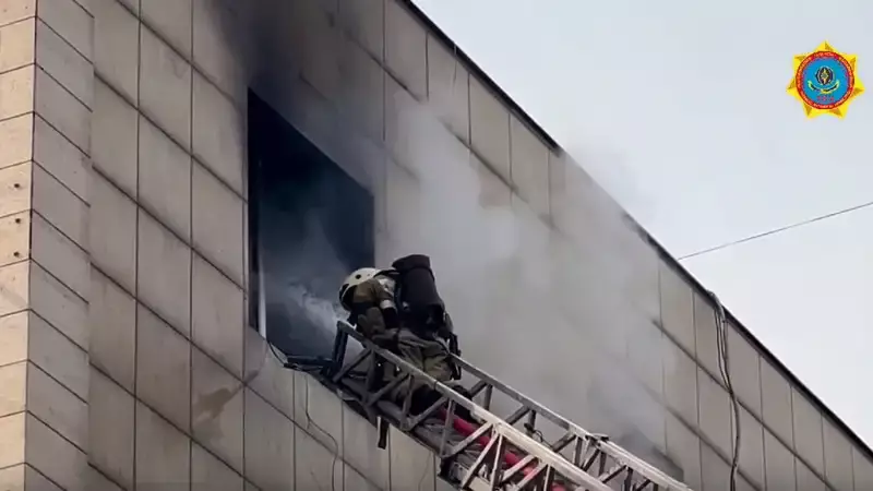 В Алматы случился пожар торговом центре "Жибек жолы"