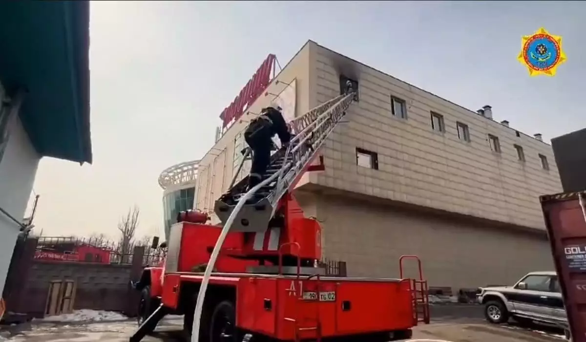 Оргтехника и мебель горели в одном из торговых домов Алматы