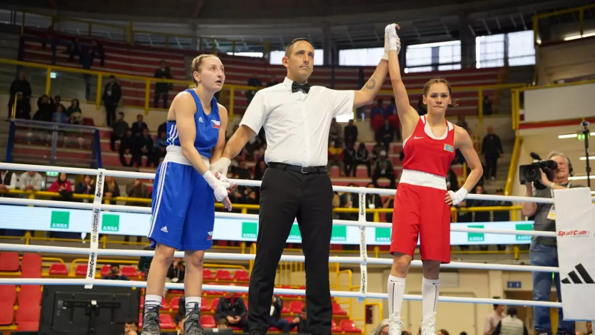 Боксшы Алуа Балқыбекова алғашқы қарсыласын жеңді