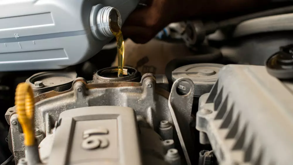 Эксперт объяснил, почему в марте нужно заменить масло в двигателе автомобиля