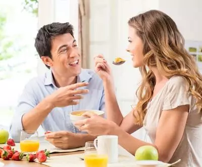 Какой завтрак делает мужчин привлекательнее, а женщин — наоборот?