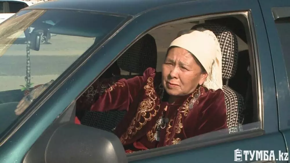 Маңғыстауда 70 жастағы әйел такси жүргізушісі болып жұмыс істейді