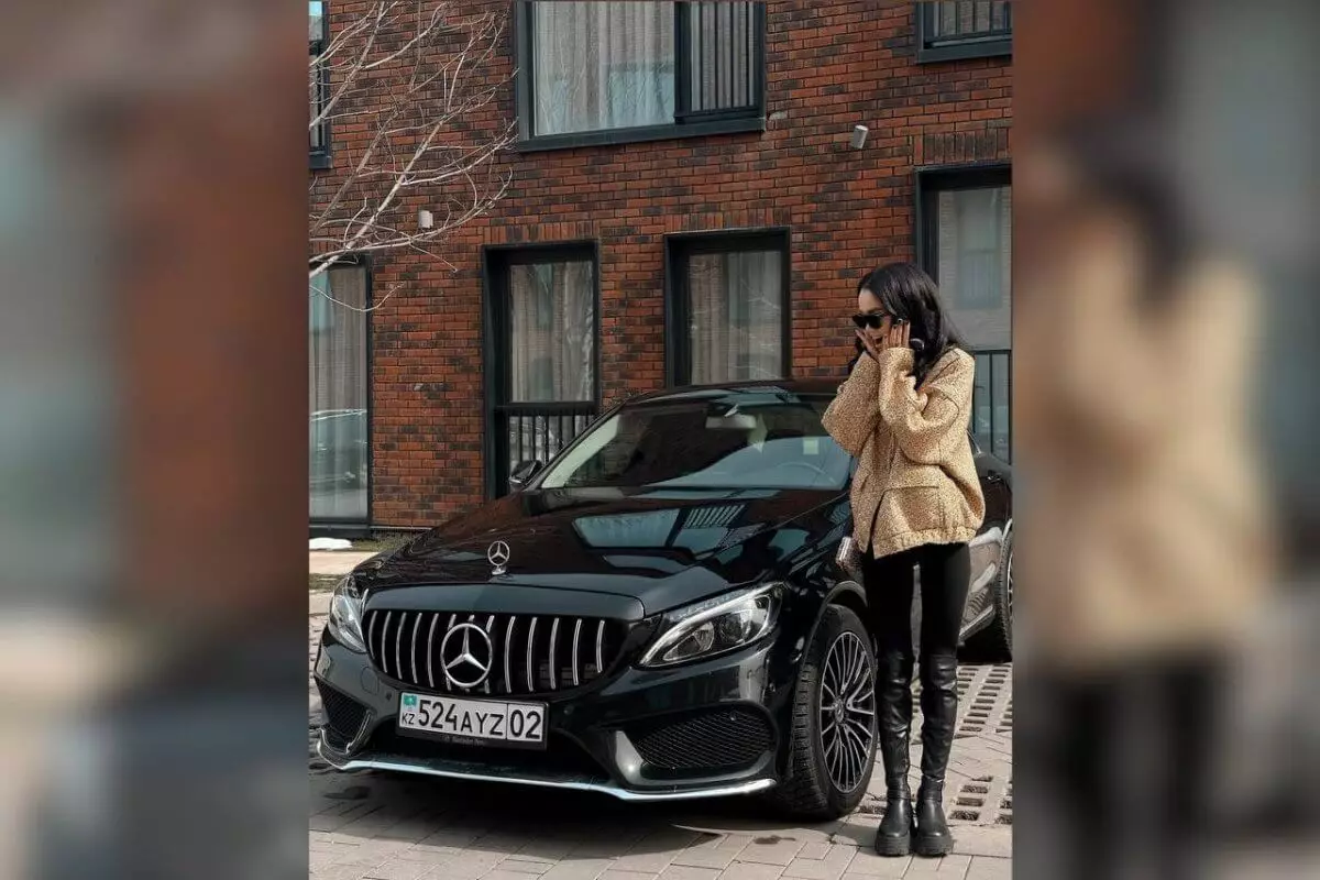 Еркебұлан Сейдахмет әйеліне су жаңа Mercedes-Benz автокөлігін сыйлады