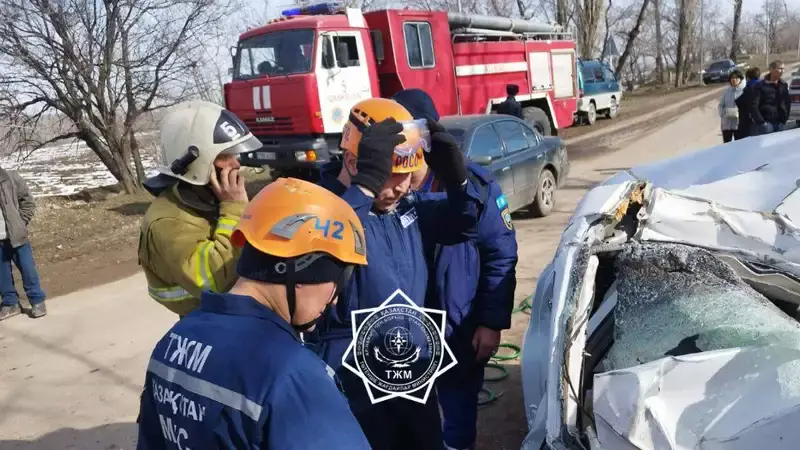 Тело мужчины извлекли из искореженного автомобиля после ДТП в Алматинской области