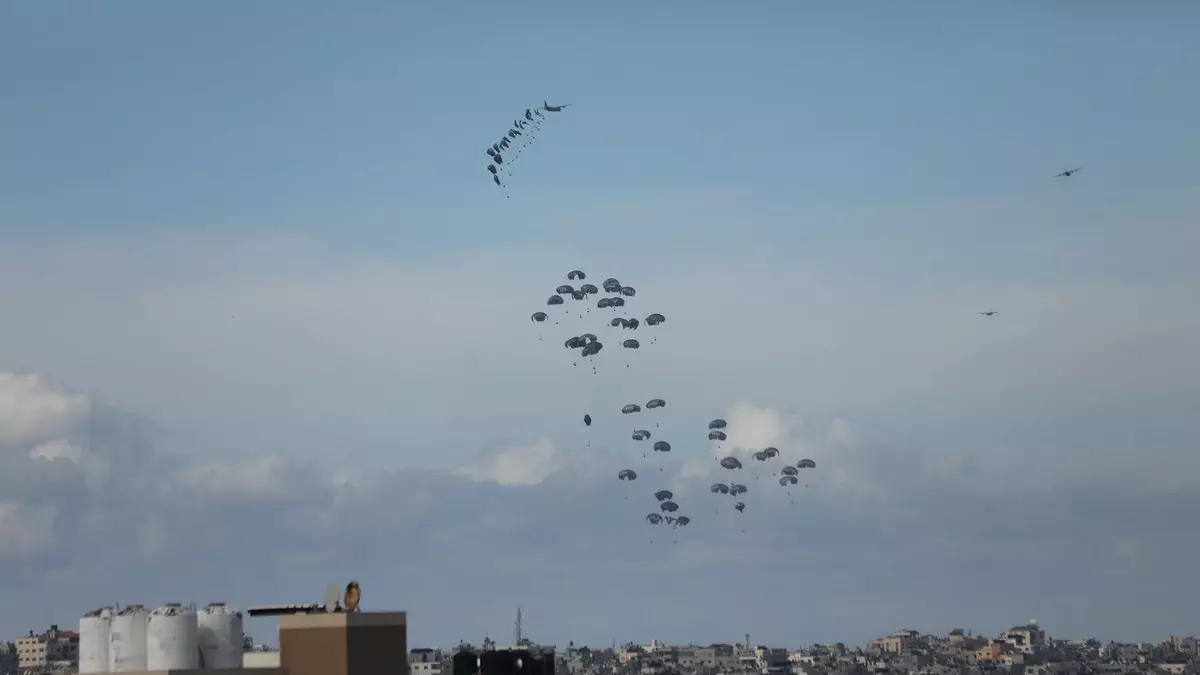 Сообщается, что в результате авиадесантирования в секторе Газа пятеро погибли, 10 получили ранения, поскольку США и Иордания отрицают свою причастность к инциденту