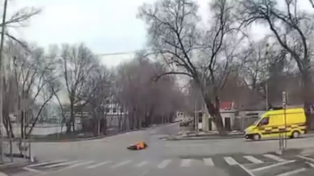 Тройное сальто: падение мотоциклиста попало на видео в Алматы