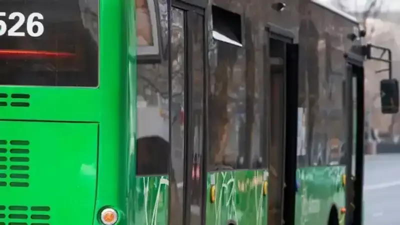 Два пассажирских автобуса столкнулись в Алматы: шесть человек пострадали
