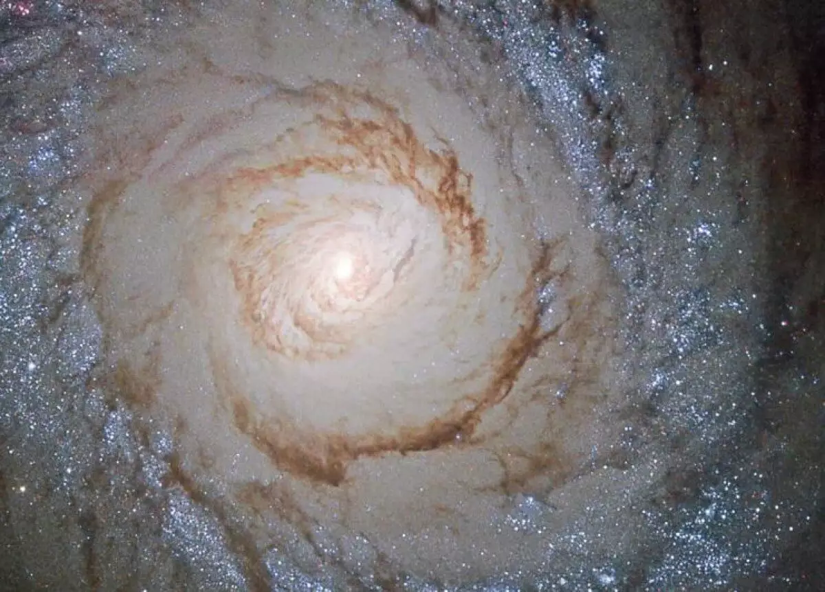Телескоп "Хаббл" увидел красочную галактику с быстрым звездообразованием