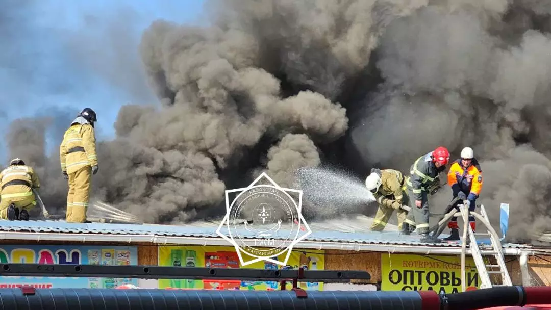 Складские помещения горят на рынке в Таразе