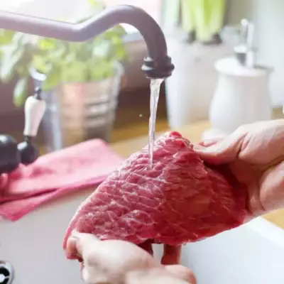 Опасно для здоровья: почему нельзя мыть мясо перед приготовлением