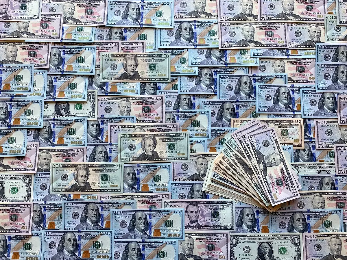 Ветер попутный: что происходит с долларом в Казахстане