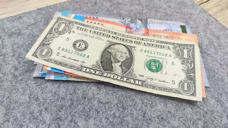 Курс доллара вырос на торгах 11 марта