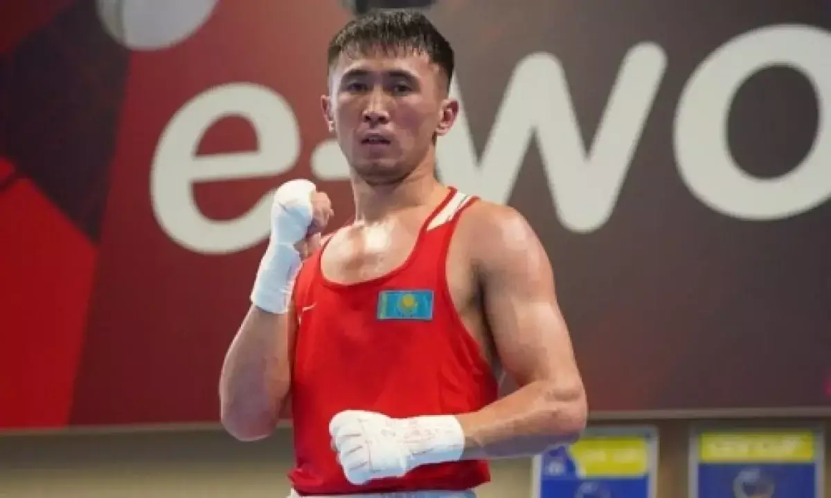 Казахстанский боксер выиграл 12-кратного чемпиона в отборе на Олимпиаду-2024