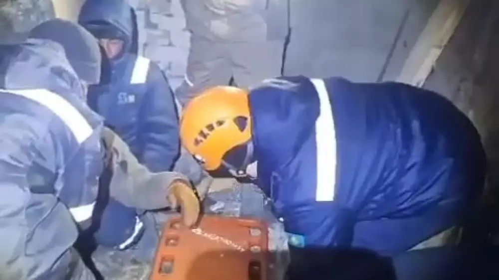 Мужчина упал в шахту лифта строящегося дома в Актобе