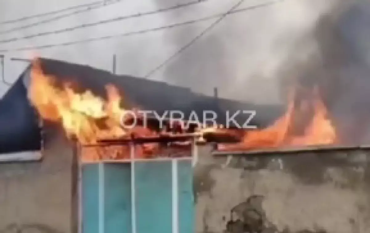 Жилой дом, гараж и автомобиль загорелись в Шымкенте – есть пострадавший