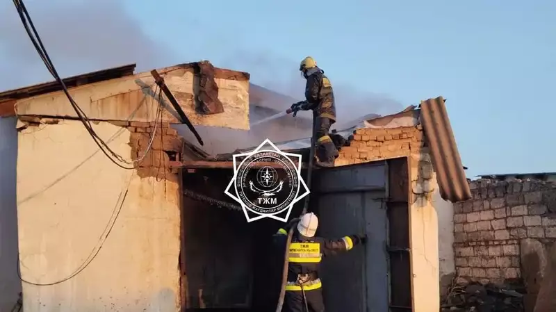 Крупный пожар разгорелся на отдельной стоящей базе в Жетысуской области