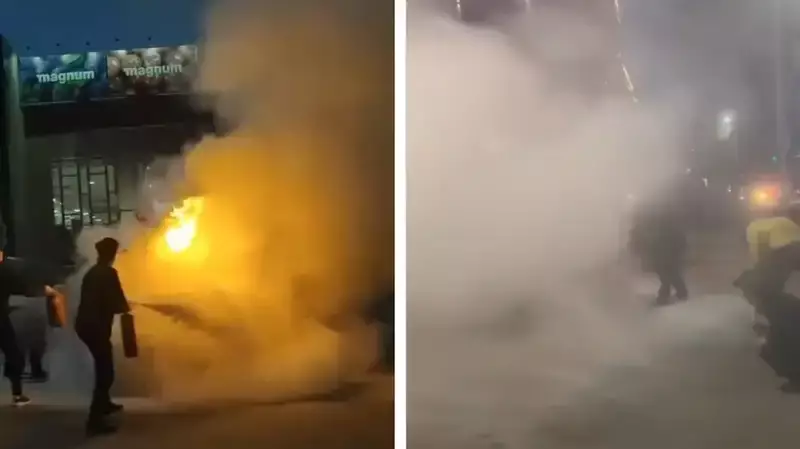 Машина вспыхнула в Алматы напротив торгового дома