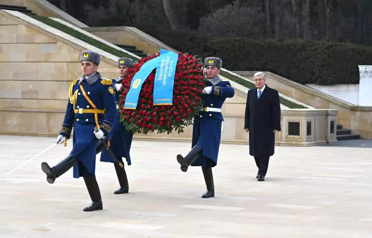 Президент Казахстана возложил цветы к могиле Гейдара Алиева