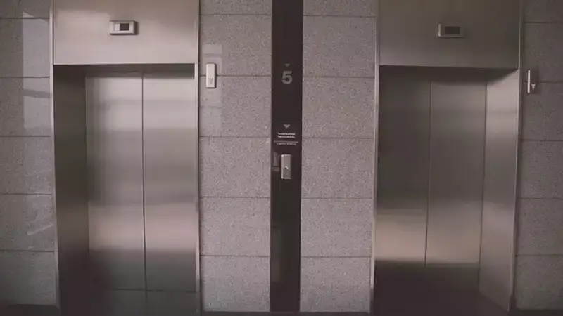 Житель Актобе серьезно пострадал при падении в шахту лифта