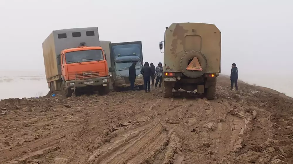 15 часов на 420 километров: одну из самых "убитых" трасс в Казахстане показали на видео