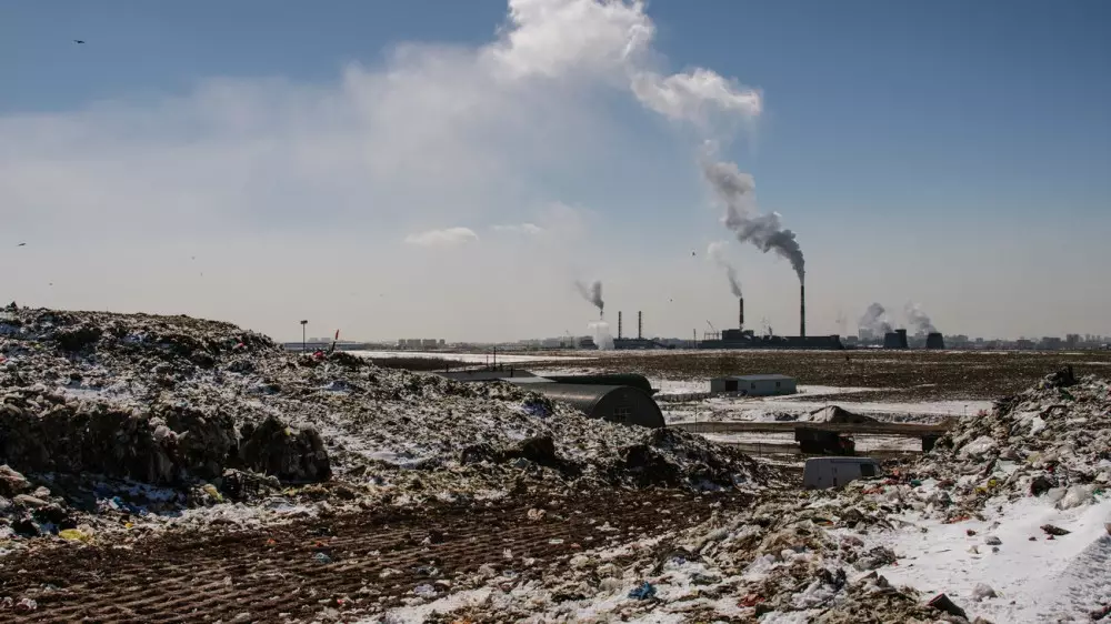 "Мы продолжаем закапывать мусор в землю": Бектенов о проблеме управления отходами