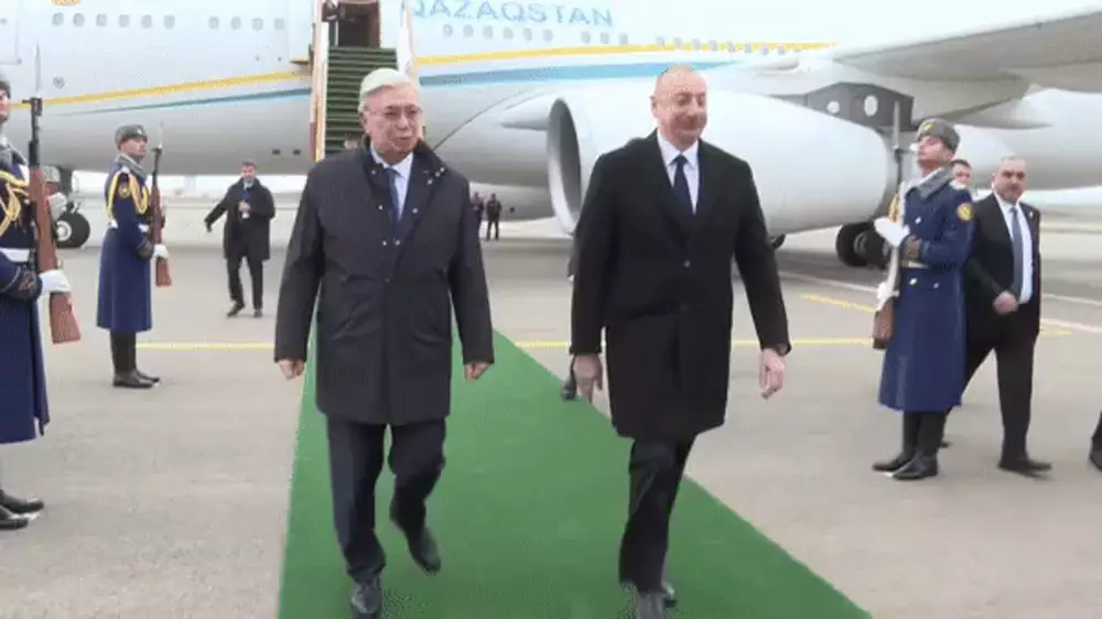 Әзербайжан президенті Тоқаевқа арналған көлік тізгініне өзі отырды
