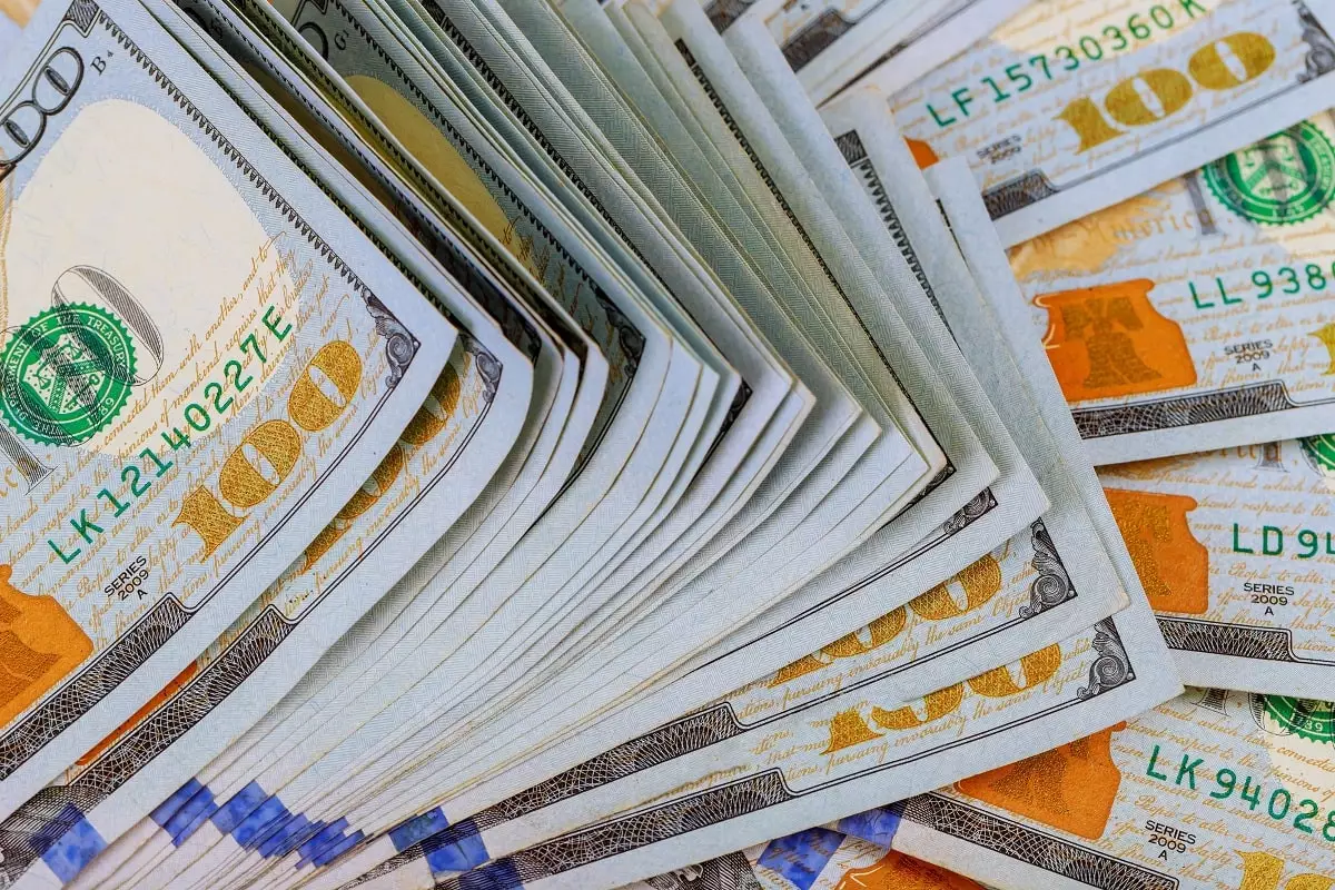 Никуда не торопясь: что происходит с долларом в Казахстане