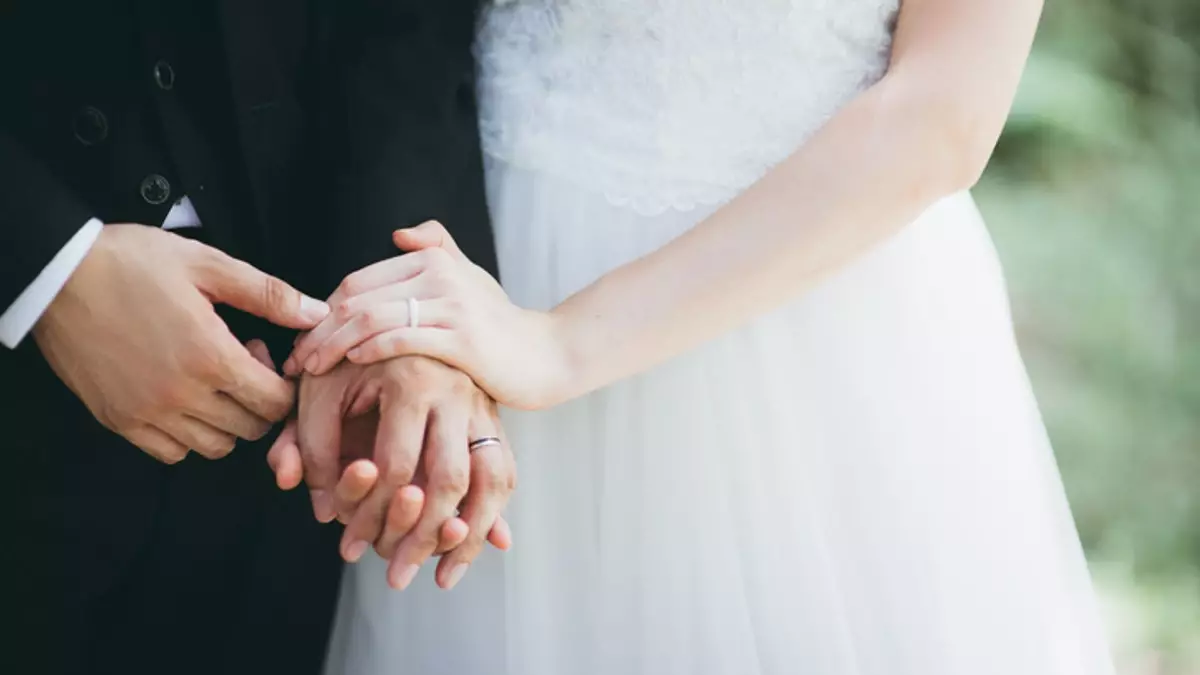 Супружеские кровати, свадебные короны и другие греческие традиции, которые жених и невеста включают в свой важный день.
