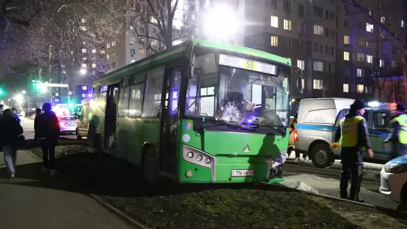 Городской автобус насмерть сбил пожилую женщину в Алматы