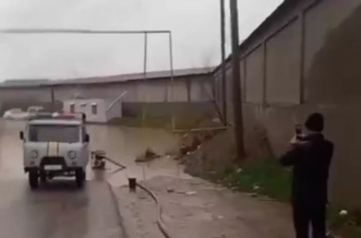 Дожди затопили дворы в нескольких районах Туркестанской области (ВИДЕО)