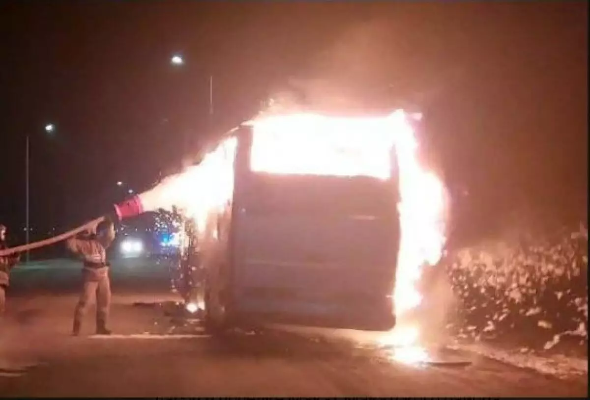 Пассажирский автобус сгорел в Атырауской области