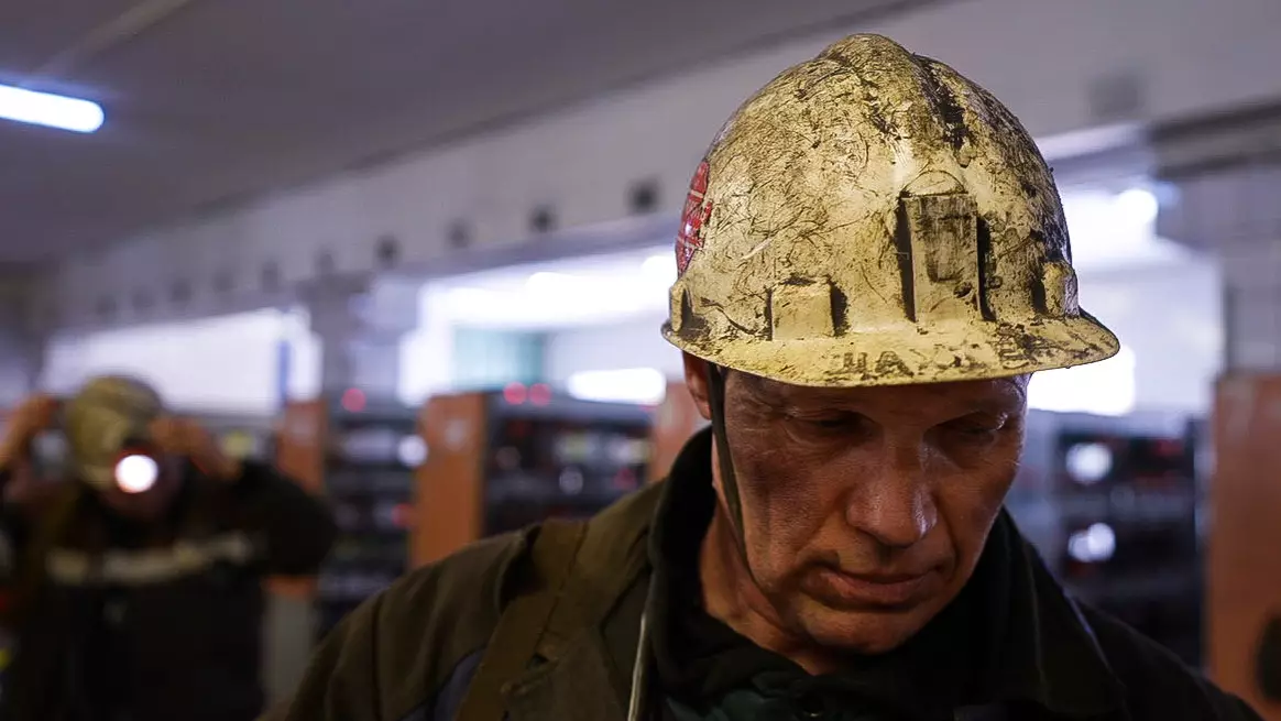 25 горняков едва не остались под завалами на шахте в Алматинской области