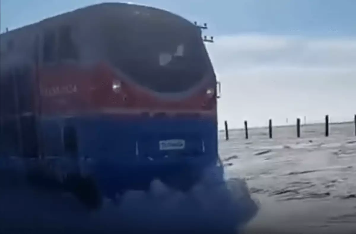 Поезд застрял в снегу под Актобе (ВИДЕО)