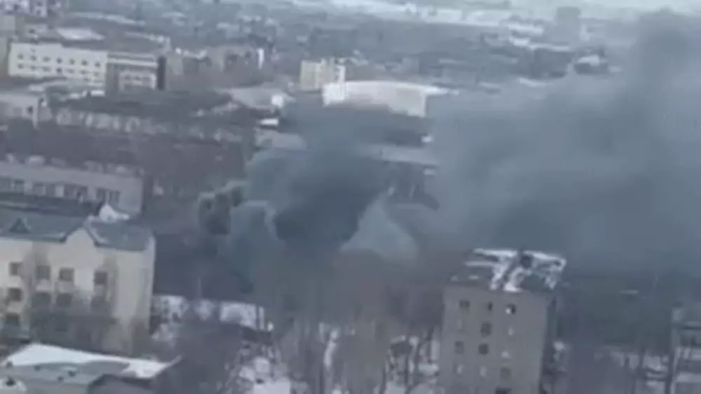 Густой черный дым над Астаной: горит двухэтажное здание