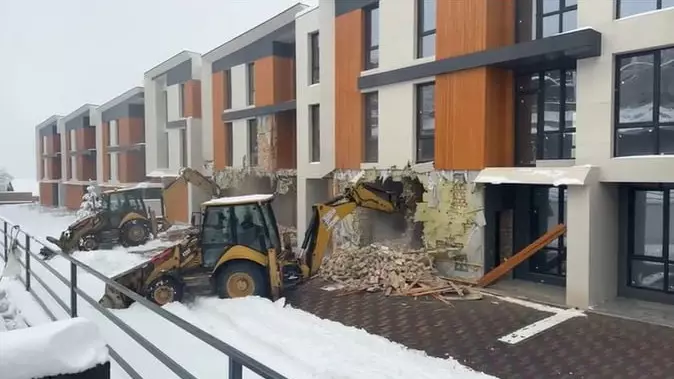 В Алматы начали снос жилого комплекса в горной местности
