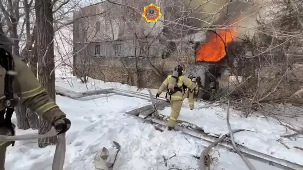Пожарные в Астане вынесли два газовых баллона из горящего здания: видео