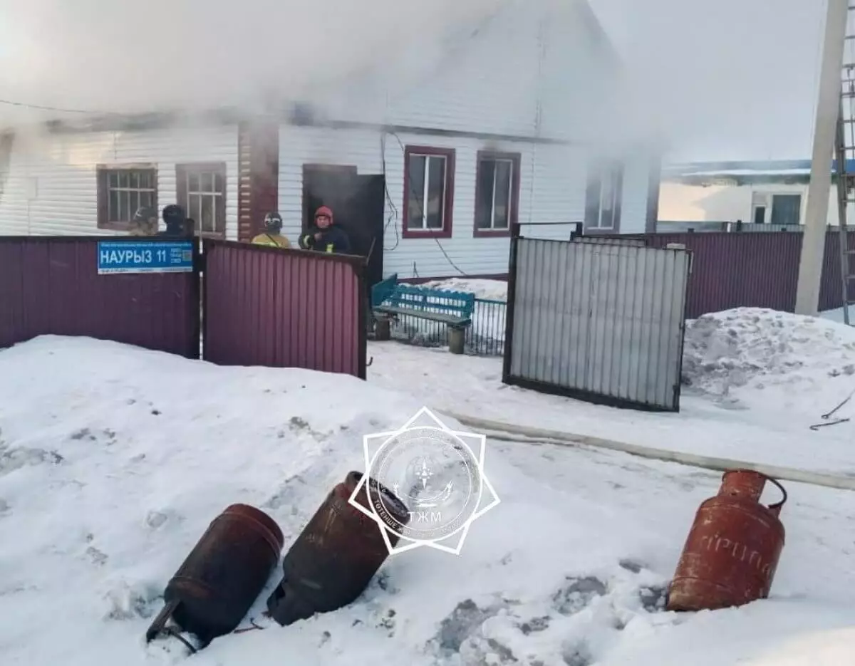 Пожарные вынесли три газовых баллона из горящего дома в Кокшетау
