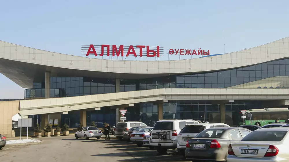 "Деньги берут, а парковаться негде": в аэропорту Алматы ответили на критику