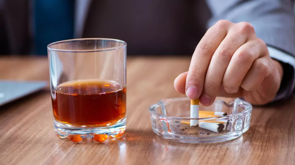 Пьющим и курящим повысят плату за медстраховку? На предложение ответили в Минздраве