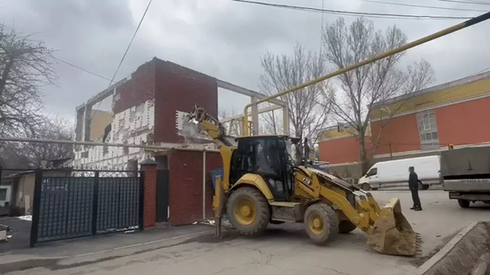 Незаконно построенное здание сносят в Алматы
