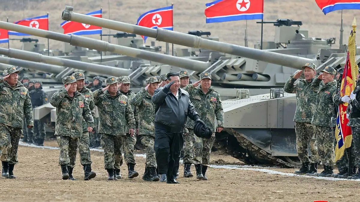 Ким Северной Кореи привлекает внимание Запада, управляя «самым мощным» танком в мире во время учений с боевой стрельбой