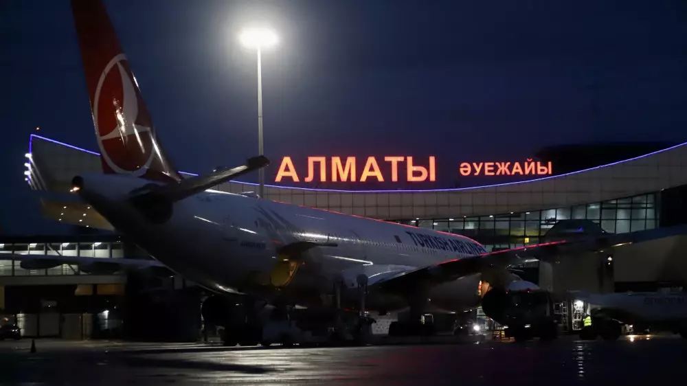 Снегопад в Алматы: аэропорт закрыли на прилет и вылет