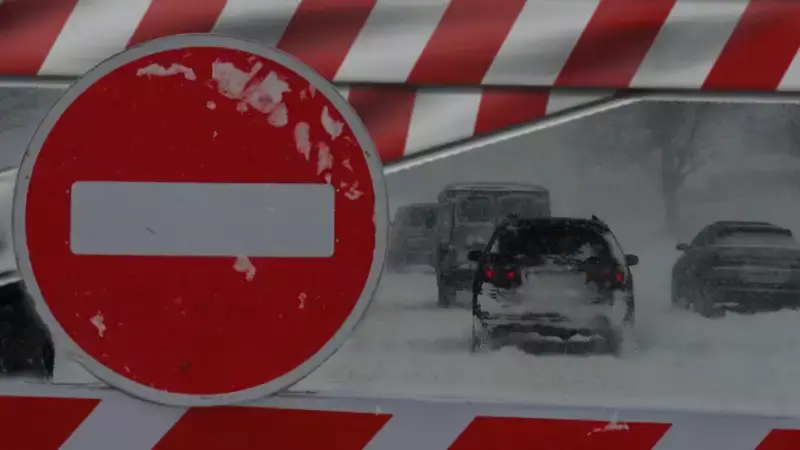 Сноубордисты на дорогах, люди толкают автобусы: что происходит в Алматы из-за мощного снегопада