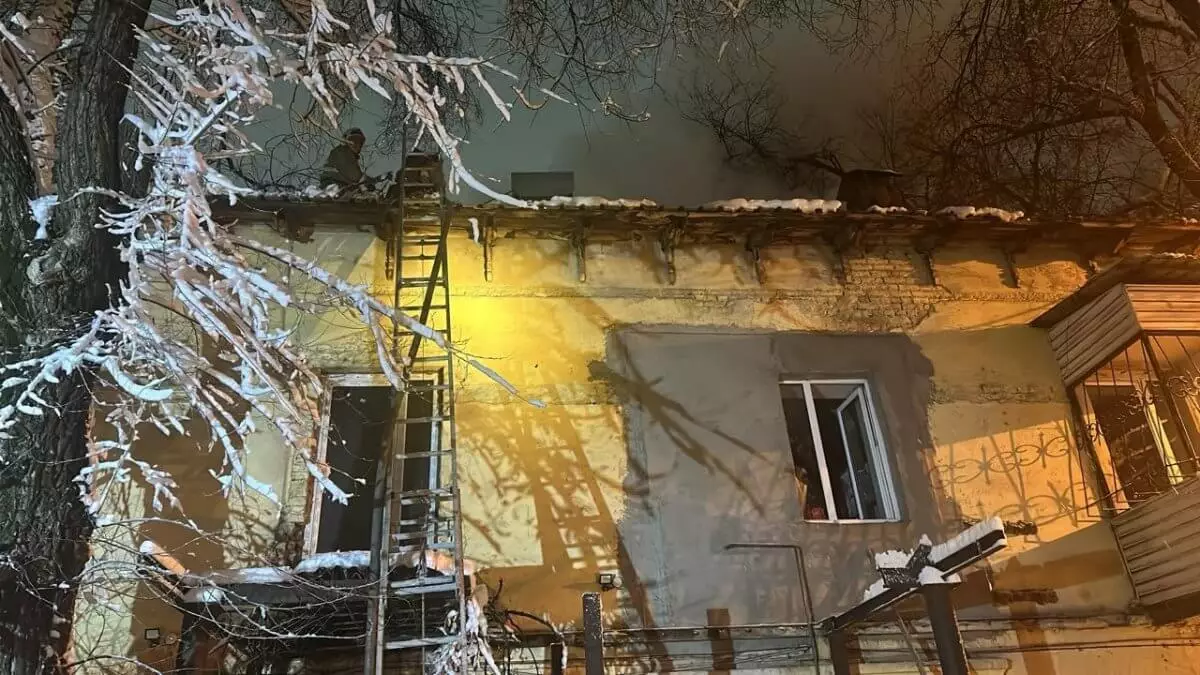 Пожар в жилом доме в центре Алматы локализовали огнеборцы